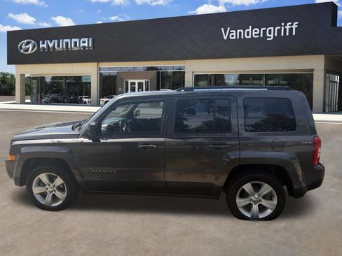Used 2017 Jeep Patriot Latitude FWD image 2
