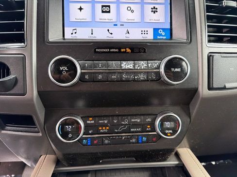 Used 2019 Ford Expedition XLT w/ Equipment Group 202A AWD/4WD image 31