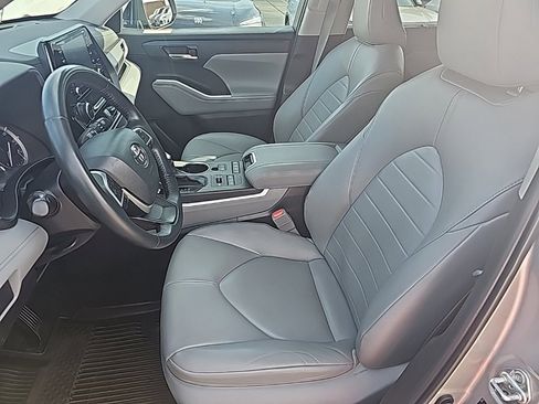 Used 2022 Toyota Highlander XLE image 12