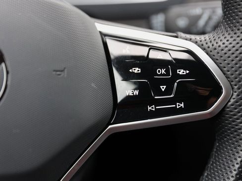 Used 2024 Volkswagen Tiguan SE R-Line image 40