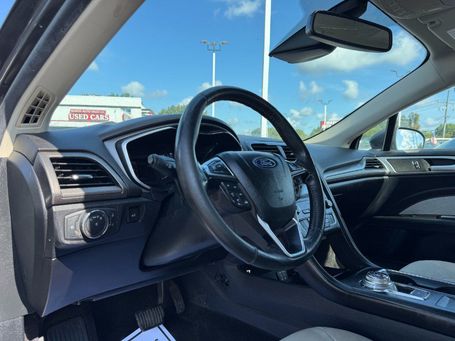Used 2019 Ford Fusion SE w/ Equipment Group 151A FWD image 14