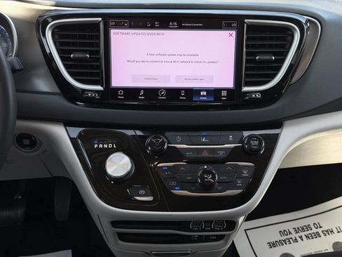 Used 2022 Chrysler Pacifica Touring-L FWD image 15