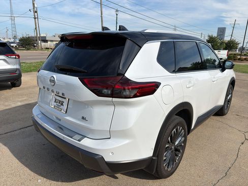 Used 2025 Nissan Rogue SL w/ Tech Package FWD image 5