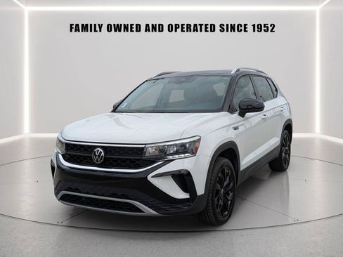 Certified 2023 Volkswagen Taos SE w/ Panoramic Sunroof Package FWD image 2