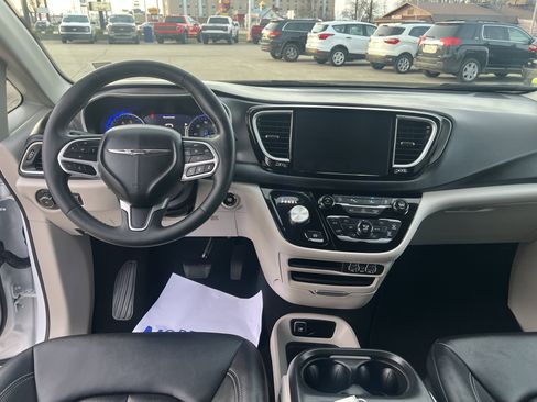 Used 2024 Chrysler Pacifica Touring-L image 18