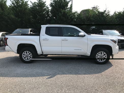 Certified 2024 Toyota Tacoma SR5 AWD/4WD image 8