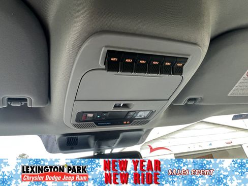 Used 2025 Ford F250 XLT w/ Black Appearance Package image 22