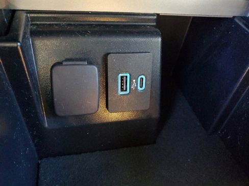 Used 2024 Ford Explorer XLT w/ Equipment Group 202A image 10