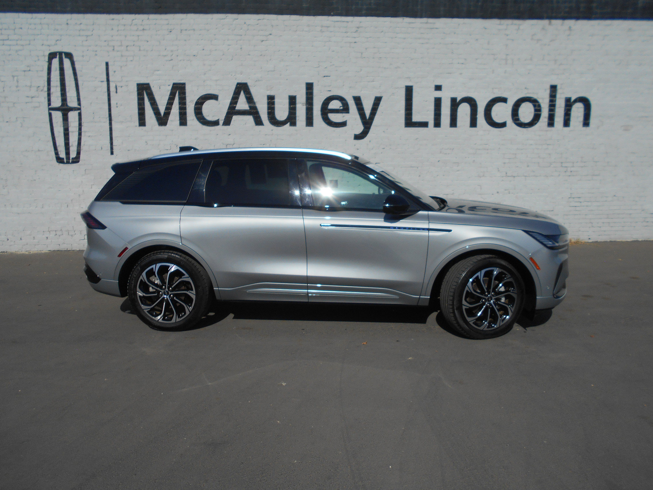 Certified 2024 Lincoln Nautilus Reserve w/ Equipment Group 203A AWD/4WD image 1