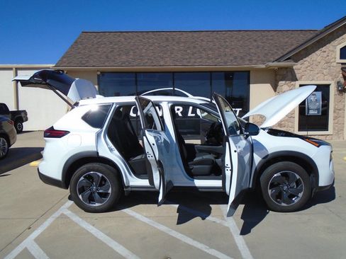 Used 2024 Nissan Rogue SV image 21