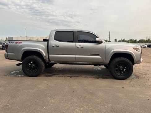 Used 2017 Toyota Tacoma TRD Sport AWD/4WD image 7
