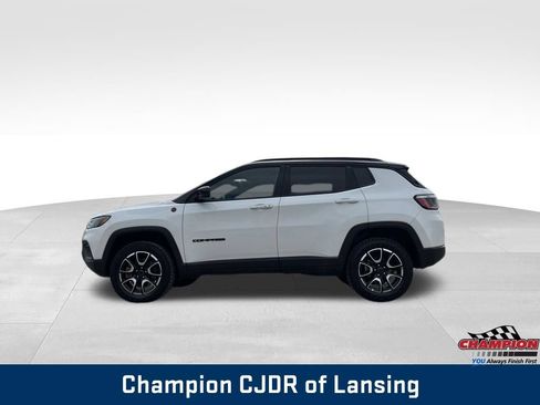 Used 2025 Jeep Compass Trailhawk AWD/4WD image 18