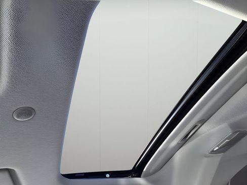 Used 2025 Hyundai Venue SEL image 30