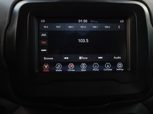 Used 2018 Jeep Renegade Latitude FWD image 14