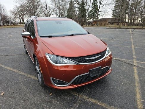 Used 2018 Chrysler Pacifica Limited w/ Tire & Wheel Group image 8