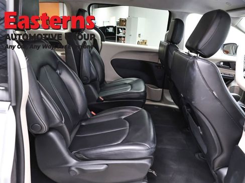 Used 2023 Chrysler Pacifica Touring-L FWD image 23