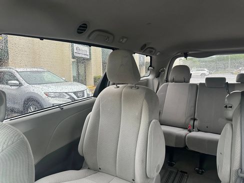 Used 2013 Toyota Sienna LE FWD image 13