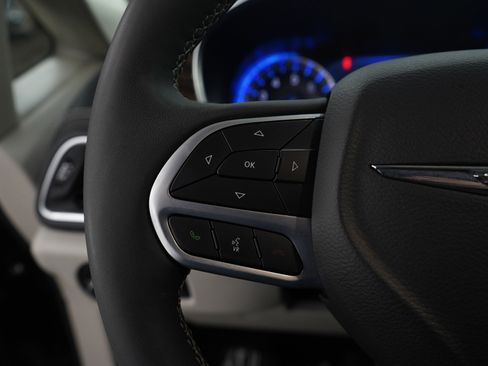 Used 2024 Chrysler Pacifica Limited image 18