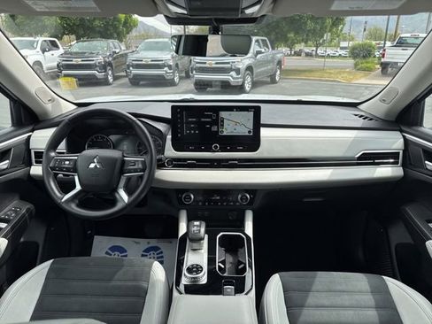 Used 2025 Mitsubishi Outlander SE AWD/4WD image 13
