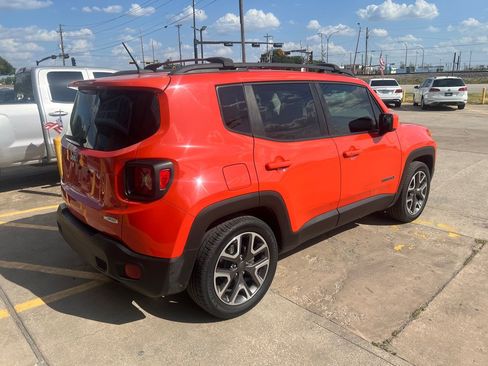 Used 2017 Jeep Renegade Latitude FWD image 6