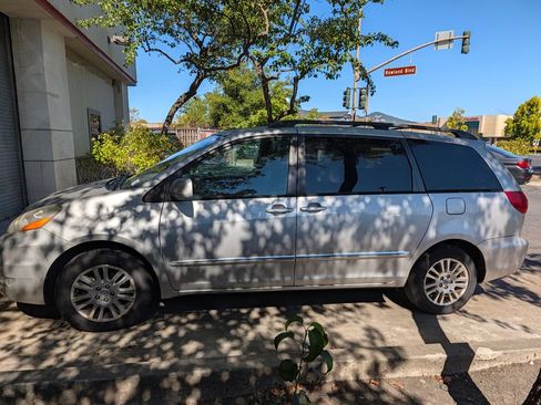 Used 2008 Toyota Sienna XLE Limited w/ XLE Limited Pkg 2 AWD/4WD image 2