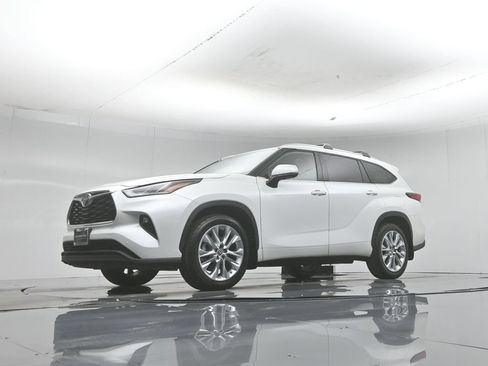 Used 2022 Toyota Highlander Limited FWD image 51