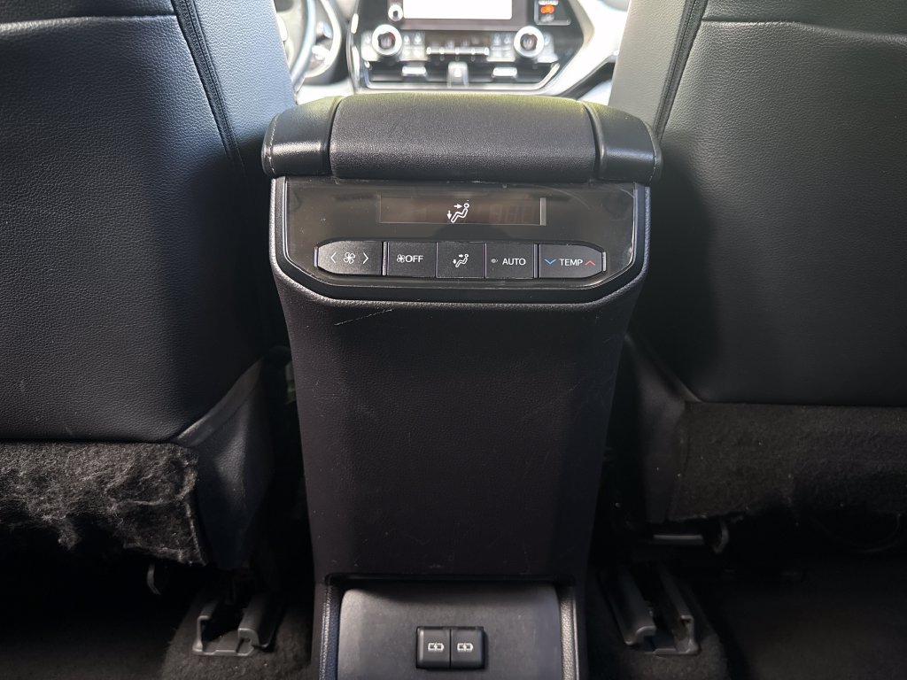 Used 2023 Toyota Highlander XLE FWD image 19