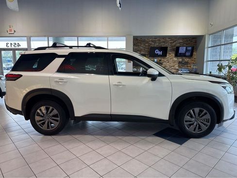 Used 2024 Nissan Pathfinder SV AWD/4WD image 16