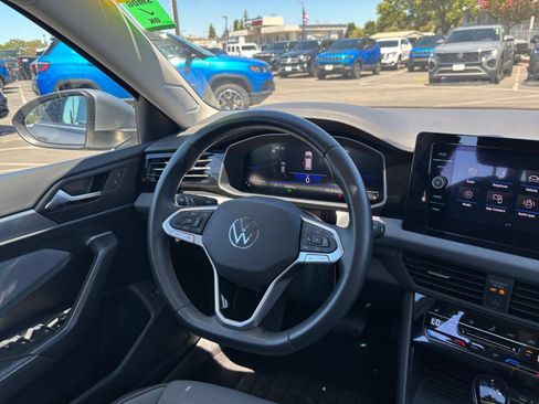 Used 2025 Volkswagen Jetta SE FWD image 35