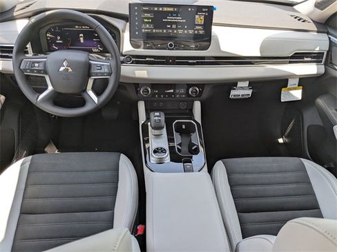 New 2025 Mitsubishi Outlander SE image 15