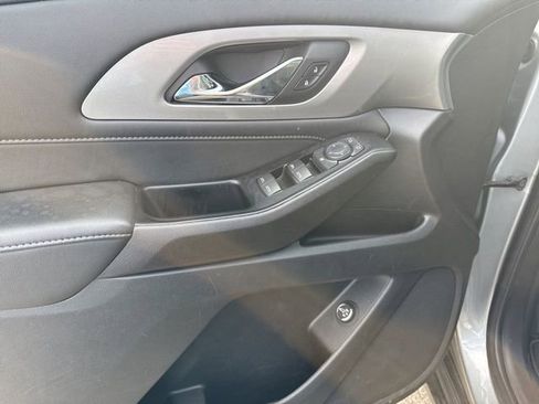 Used 2023 Chevrolet Traverse LT image 15