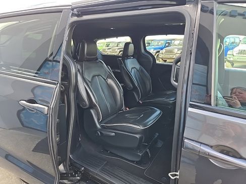 Used 2020 Chrysler Pacifica Limited w/ Advanced Safetytec Group image 82