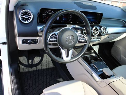 Used 2021 Mercedes-Benz GLB 250 4MATIC w/ Premium Package image 9