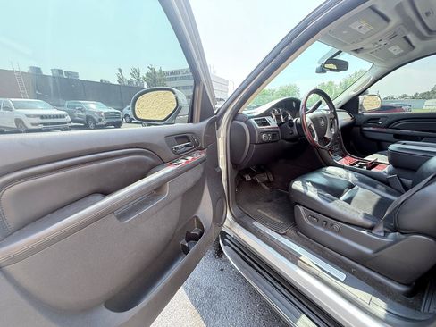 Used 2012 Cadillac Escalade Luxury AWD/4WD image 9