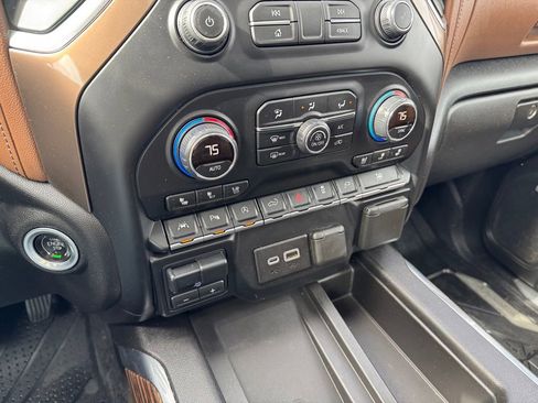 Used 2019 Chevrolet Silverado 1500 High Country w/ Technology Package AWD/4WD image 24