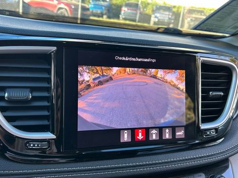 Used 2023 Chrysler Pacifica Touring-L image 24