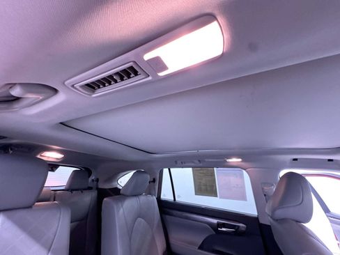 Used 2025 Toyota Highlander Platinum AWD/4WD image 39