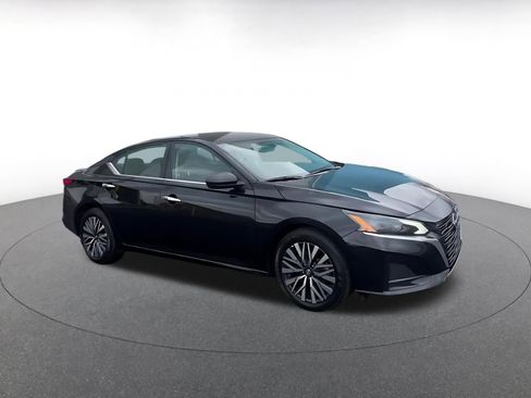 Used 2025 Nissan Altima 2.5 SV image 2