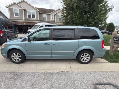 Used 2010 Chrysler Town & Country Touring FWD image 4