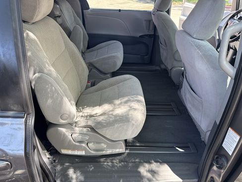 Used 2020 Toyota Sienna LE FWD image 23