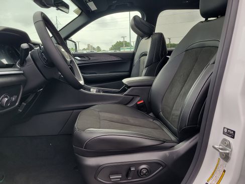 New 2025 Jeep Grand Cherokee Altitude image 13