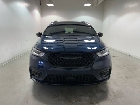 Used 2025 Chrysler Pacifica Limited FWD image 2