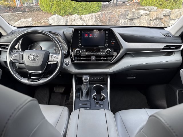Used 2021 Toyota Highlander XLE AWD/4WD image 9