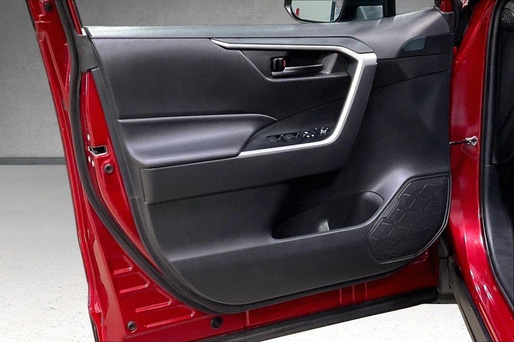 Used 2021 Toyota RAV4 LE w/ Carpet Mat Package (TMS) AWD/4WD image 20