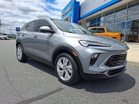 Used 2024 Buick Encore GX Preferred w/ Comfort Package FWD image 1