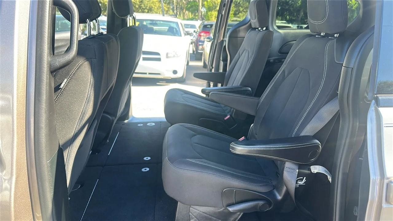 Used 2018 Chrysler Pacifica Touring Plus w/ S Appearance Package FWD image 26