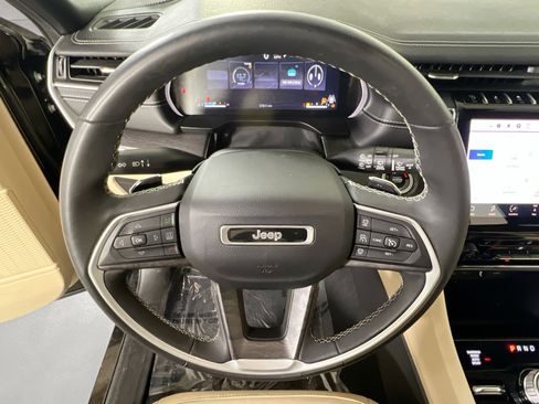 Used 2023 Jeep Grand Cherokee Limited image 11