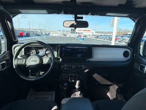 Used 2025 Jeep Gladiator Sport image 12