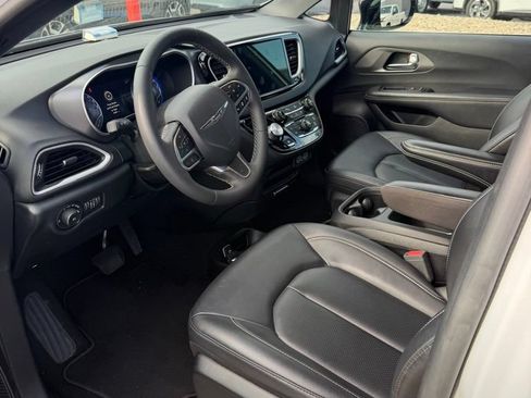 Used 2025 Chrysler Pacifica Select FWD image 7
