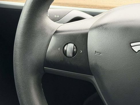 Used 2021 Tesla Model Y Long Range image 17